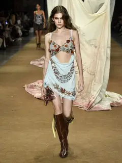 Look 48: minivestido, top bralette bordado