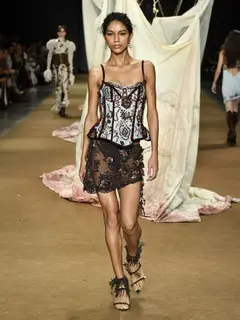 Look 49: corset, minissaia