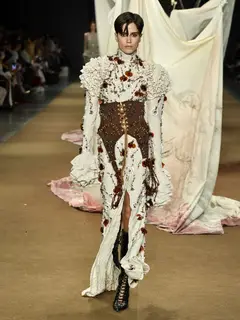 Look 50: vestido longo, corset largo, gola alta