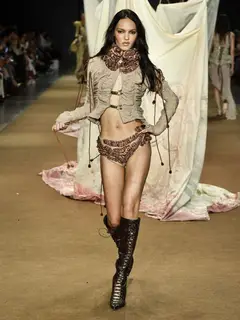 Look 52: jaqueta curta, calcinha bordada, bota