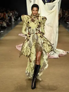 Look 53: vestido estruturado, corset