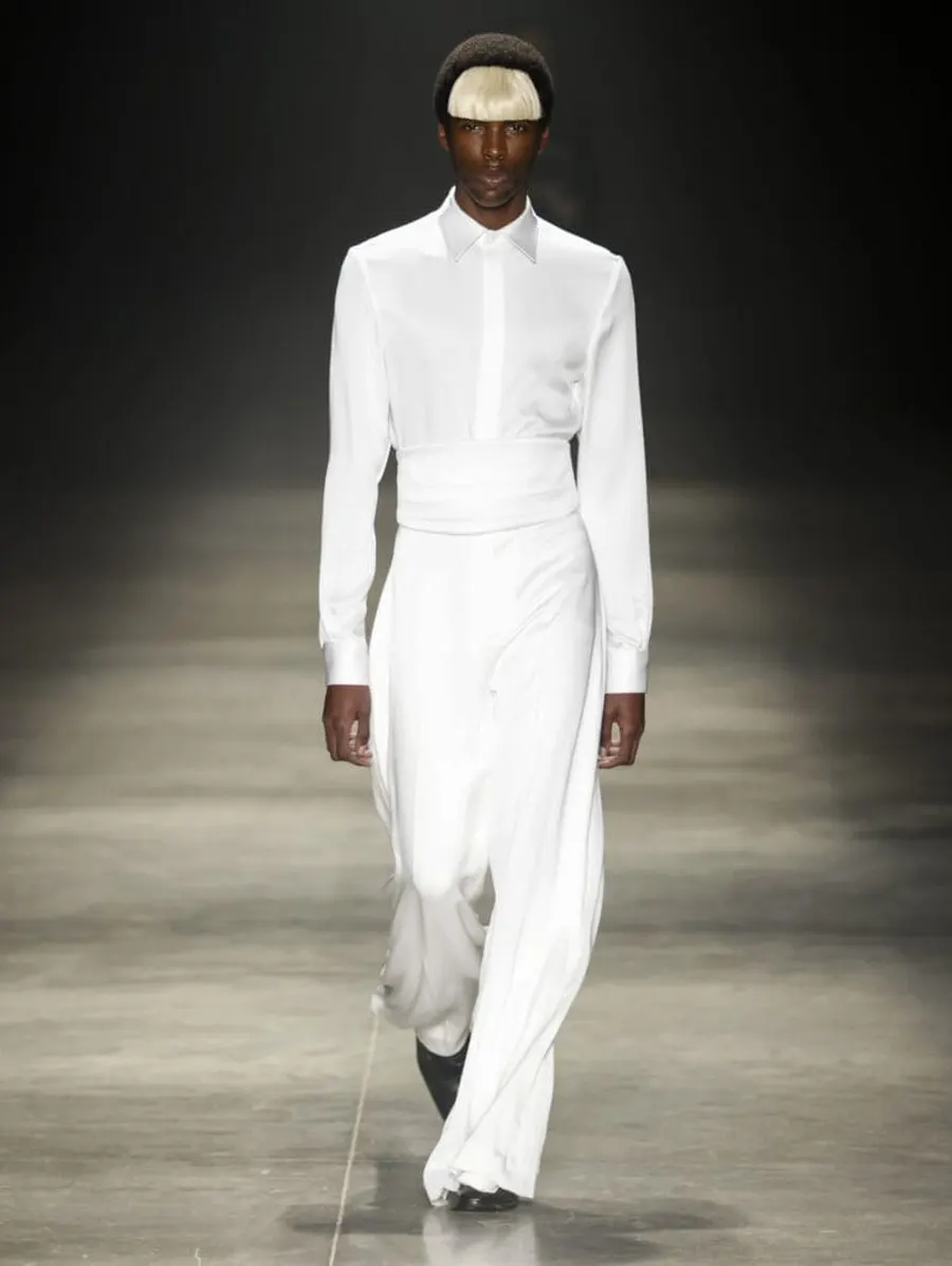 Look 1: Abertura · total branco com faixa