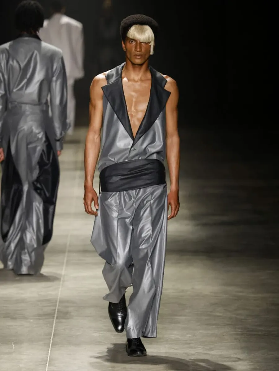 Look 36: colete sem manga, cummerbund, calça