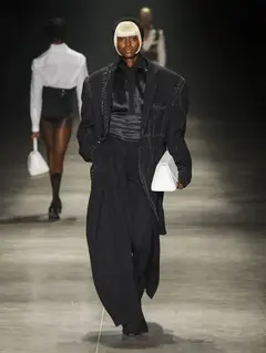 Look 4: blazer oversized, camisa, faixa cummerbund, calça pantalona