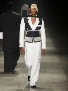 Look 5: blazer, calça, colete patchwork, gravata borboleta virada no pescoço