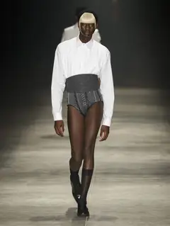 Look 6: camisa, faixa cummerbund, cueca/calção alfaiataria