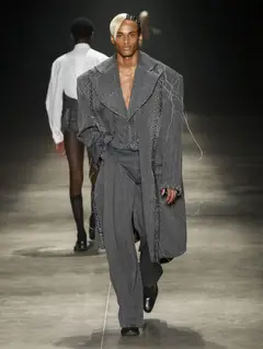 Look 7: casaco longo oversized, colete/top, calça