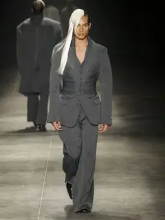 Look 8: blazer, colete, calça