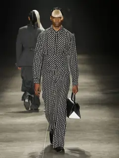Look 9: camisa, colete, calça