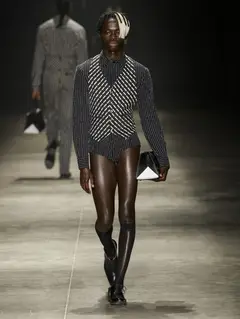Look 10: camisa, colete, cueca/calção