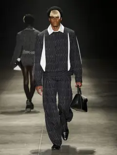 Look 11: jaqueta/camisa, calça pantalona, colarinho branco