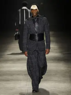 Look 12: blazer, camisa, faixa cummerbund, calça ampla, gravata virada no pescoço