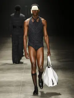 Look 13: colete halter, cueca/calção alfaiataria, gravata no pescoço