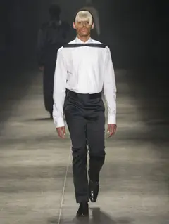 Look 17: camisa, gravata-borboleta virada, calça, faixa/cummerbund