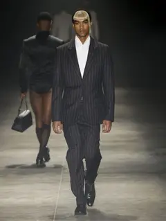 Look 20: terno, blazer, calça, camisa