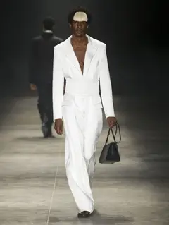 Look 21: blazer, faixa/cummerbund, calça
