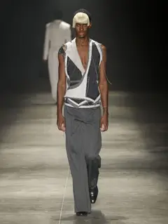 Look 22: colete, calça