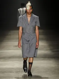 Look 24: vestido-blazer, faixa/cummerbund, bermuda