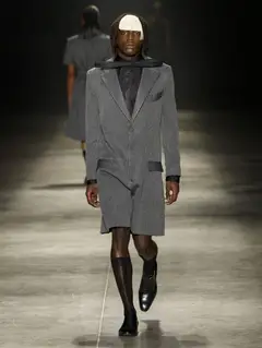Look 25: casaco, bermuda, camisa, gravata-borboleta virada