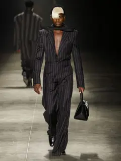 Look 28: terno, blazer, calça, gravata-borboleta virada
