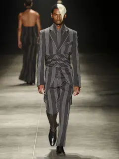 Look 31: casaco/fraque, faixa cummerbund, calça
