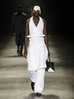 Look 33: colete frente-única, faixa, saia/avental, calça