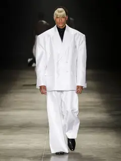 Look 34: blazer transpassado, calça pantalona, camisa