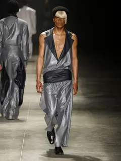 Look 36: colete sem manga, cummerbund, calça