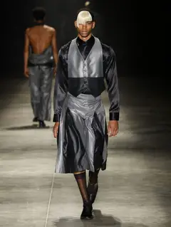 Look 37: camisa, colete, saia/kilt, meia