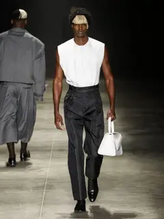 Look 39: regata, calça cintura alta