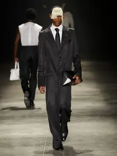 Look 40: casaco longo, camisa, gravata, calça
