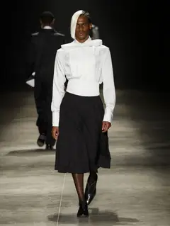 Look 41: camisa com gravata virada, cummerbund, saia-calça