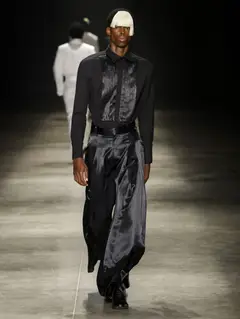 Look 44: camisa, calça pantalona, cinto