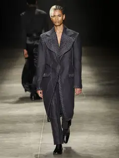 Look 45: casaco longo, calça, colete?