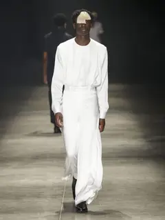 Look 47: camisa, calça pantalona, cinto