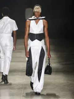 Look 49: colete halter, calça com recortes pretos, gravata borboleta