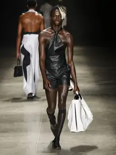 Look 50: top halter gravata, shorts