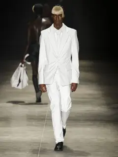 Look 51: blazer, calça, camisa, gravata