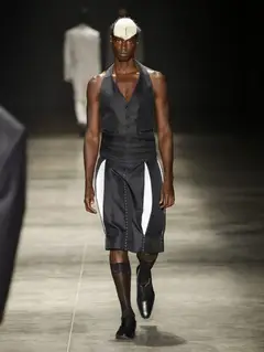 Look 53: colete halter, faixa cummerbund, bermuda longa com godês brancos