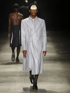 Look 54: sobretudo transpassado, camisa, gravata