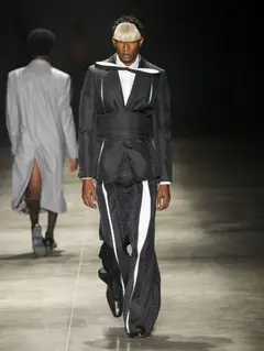 Look 55: blazer, faixa cummerbund, calça com listras brancas largas, camisa, gravata borboleta
