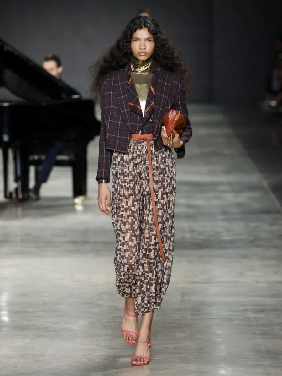 Look 1: Abertura · blazer xadrez e estampa pixel
