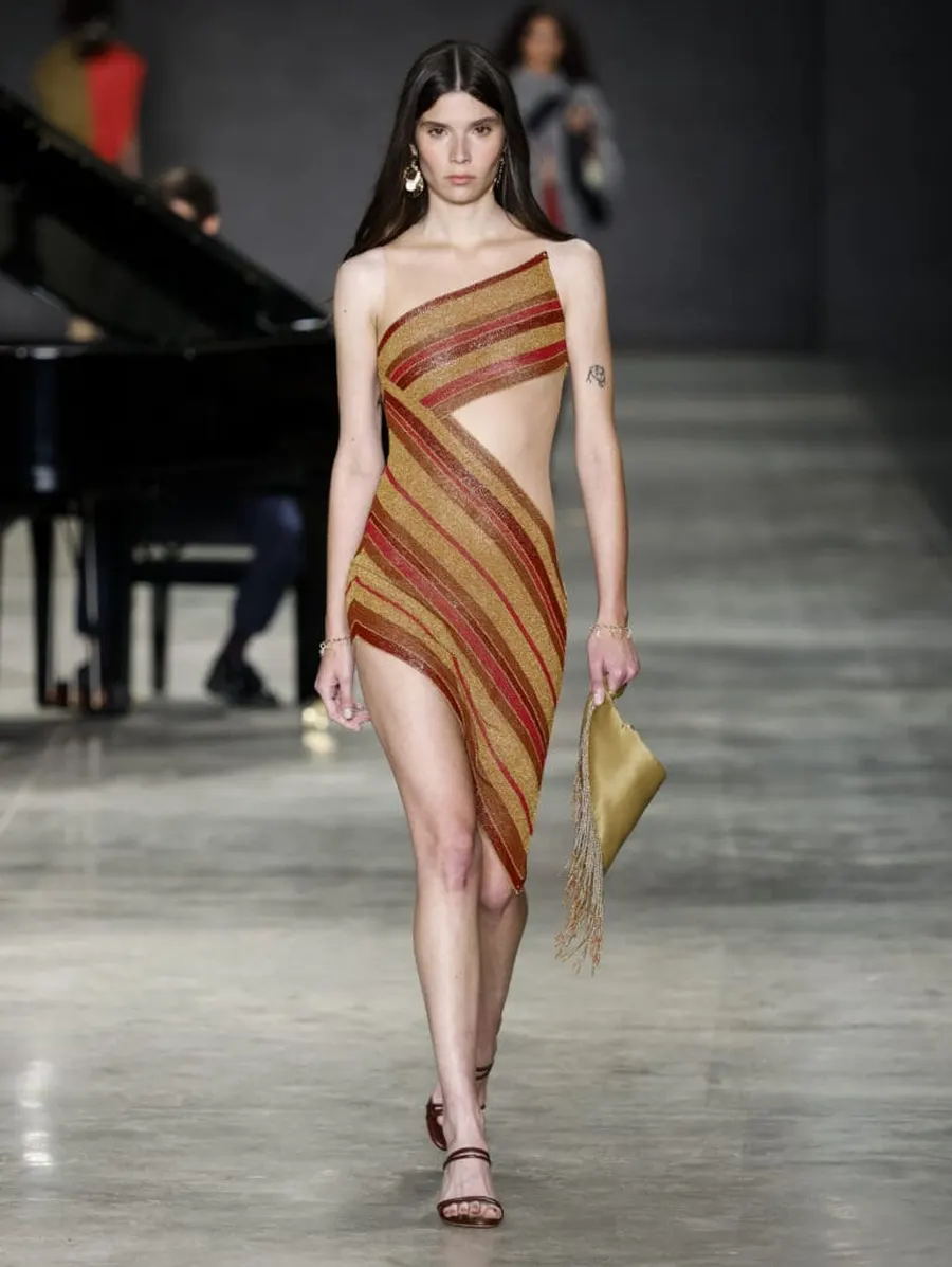 Look 24: vestido assimétrico, vazado lateral
