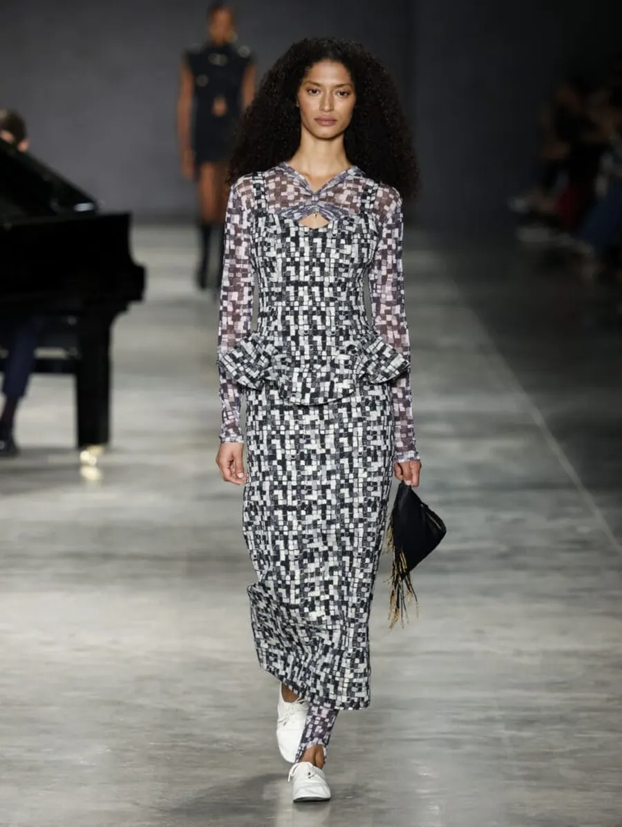 Look 26: vestido, blusa manga longa, saia
