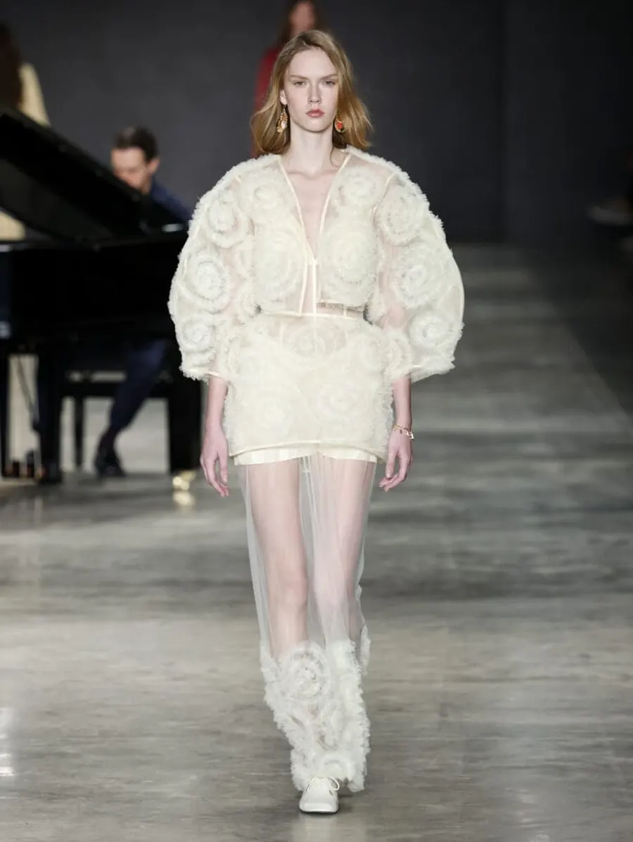 Look 32: blusa, mini saia, saia longa transparente, shorts