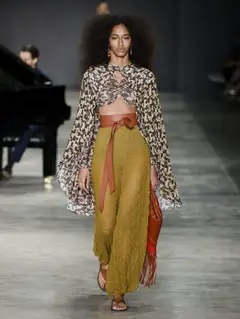 Look 4: top, blusa capa, calça