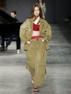 Look 10: jaqueta, top, calça cargo