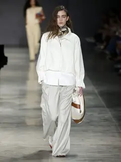 Look 12: jaqueta, camisa, calça