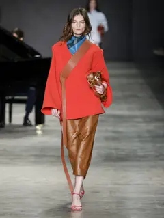 Look 15: casaco, saia