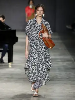 Look 21: camisa, saia